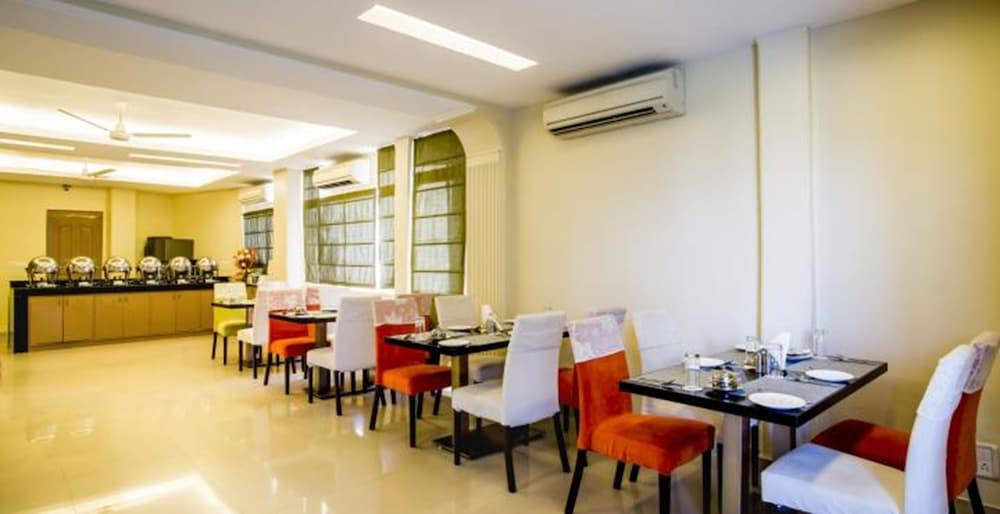 Clarks Inn Nehru Place Nueva Delhi Exterior foto